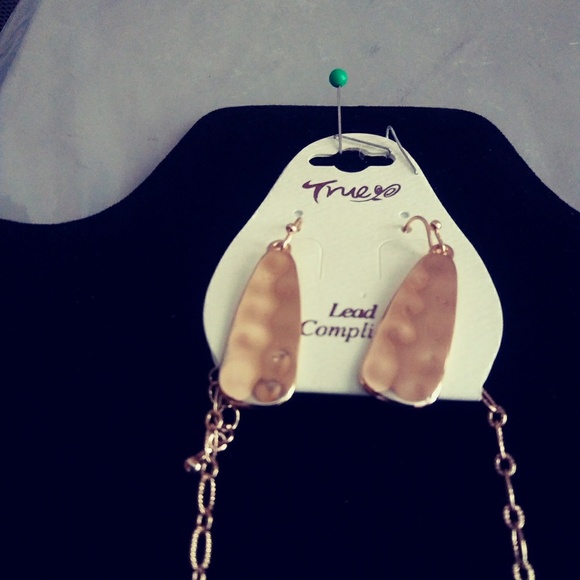 Necklace/Earrings - Picture 5 of 5